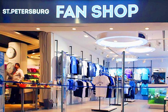 Il negozio Fan Shop nell'aeroporto Pulkovo Il negozio Fan Shop nell'aeroporto Pulkovo