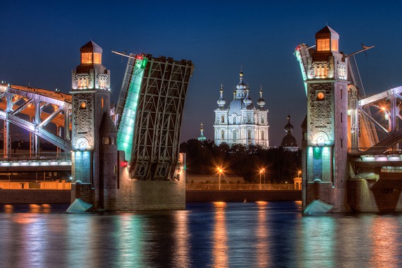Ponte Bolsheokhtinsky di Pietro la Grande con Cattedrale di Smolny Ponte Bolsheokhtinsky di Pietro la Grande con Cattedrale di Smolny
