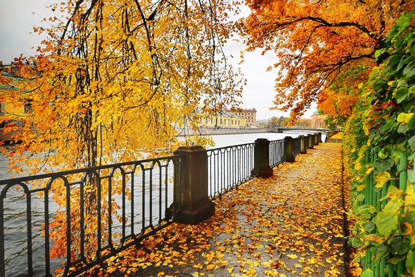 L'autunno a san pietroburgo L'autunno dorato del lungofiume Fontanka