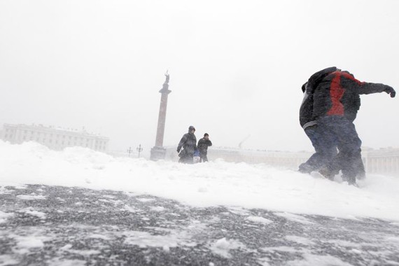 il tempo a san pitroburgo ad inverno Piazza del Palazzo colpita dalla bufera di neve