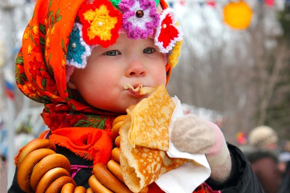 Una bambina alla festa di Màslenitsa