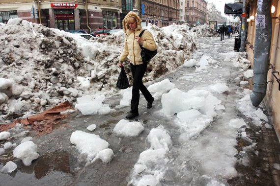 le strade di san pietroburgo a primavera La neve e il ghiaccio sulle strade
