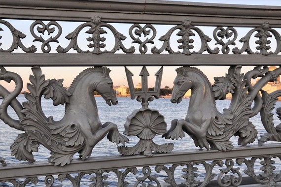 cavalli-ippocampi-Il-ponte-Blagoveshchensky