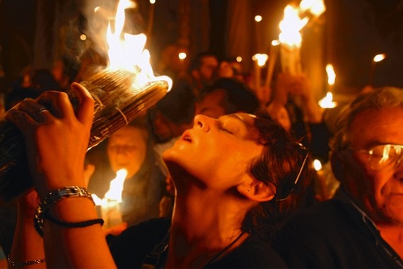 I credenti lavano la faccia con Fuoco Santo