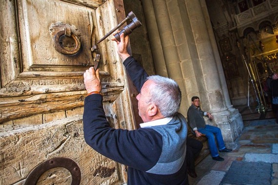 Il custode musulmano delle chiave della Chiesa della Resurrezione di Cristo