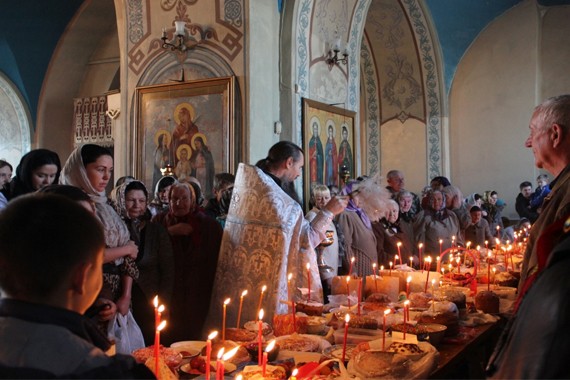 Gli ortodossi nella chiesa a Sabato Santo