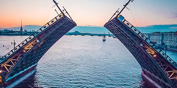 Apertura dei ponti levatoi a San Pietroburgo